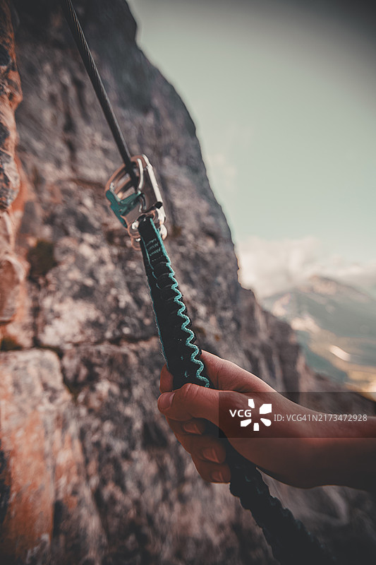 岩石上的攀岩设备细节图片素材