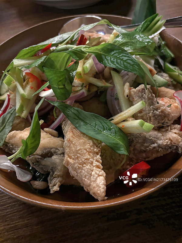 香炸澳洲肺鱼配青苹果沙拉、腌茴香、罗勒、香菜、红辣椒、青柠叶和烤糙米图片素材