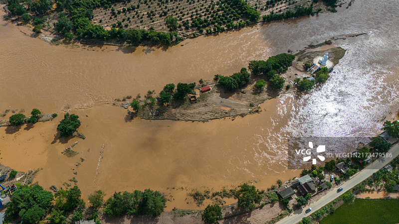 泰国清莱府湄公河岛屿上的白色佛像。这条河流是清莱人民的生命线，发源于缅甸边境的山区。图片素材
