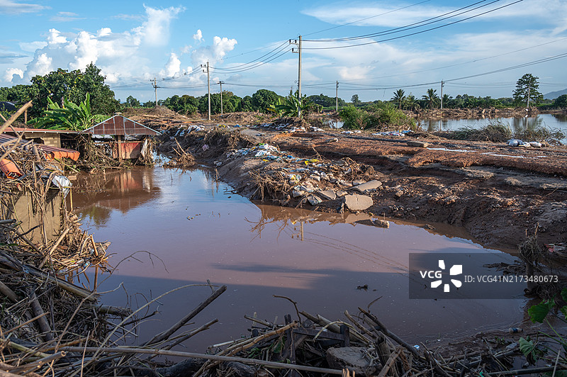 台风“ yagi”席卷泰国后，河流洪水淹没造成的道路损坏图片素材