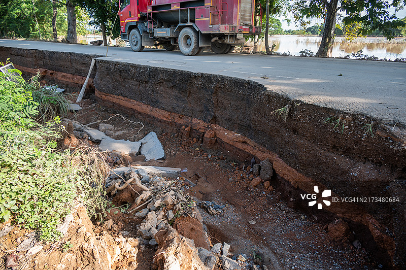 台风“ yagi”席卷泰国后，河流洪水淹没造成的道路损坏图片素材
