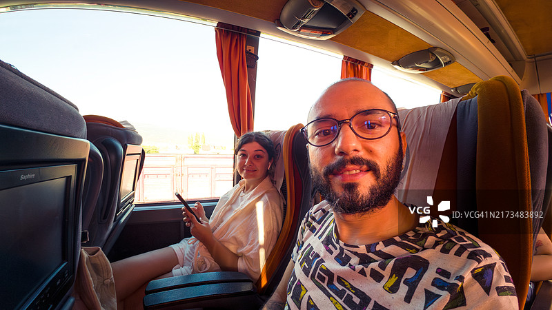 一对情侣在城际巴士上的自拍图片素材