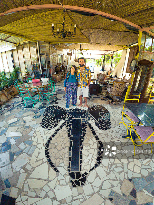 现代安纳托利亚村民和嬉皮士儿子图片素材