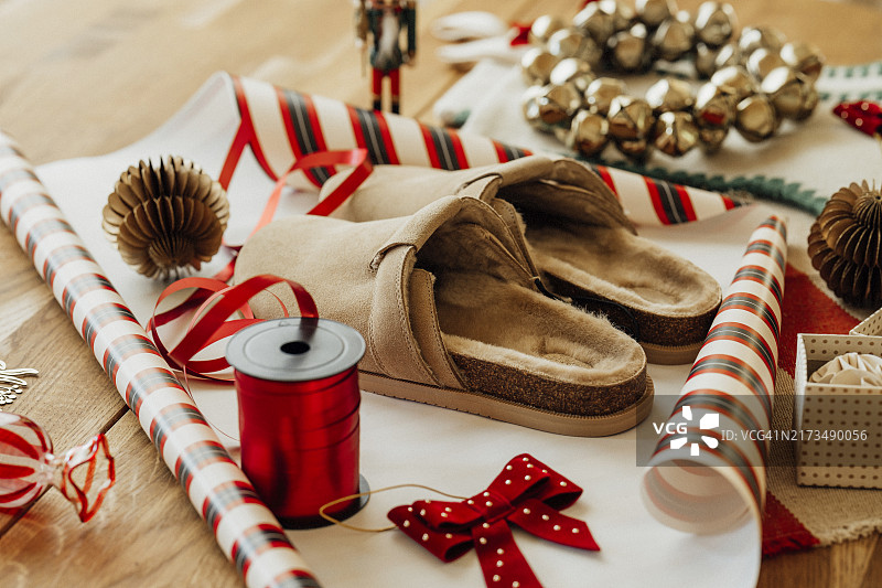 圣诞礼品背景及家居拖鞋静物图片素材
