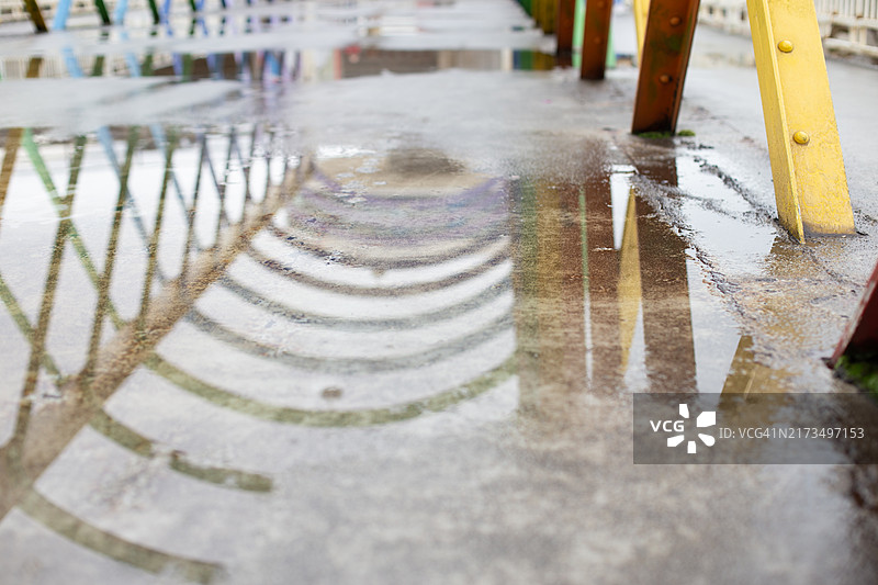 圣塞巴斯蒂安桥梁在水坑中的倒影图片素材