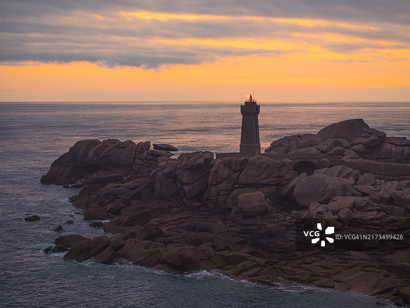 无人机航拍法国布列塔尼玫瑰海岸灯塔日出美景图片素材