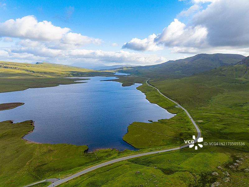 苏格兰斯凯岛老人峰附近法达湖的空中航拍，蜿蜒的风景 road图片素材