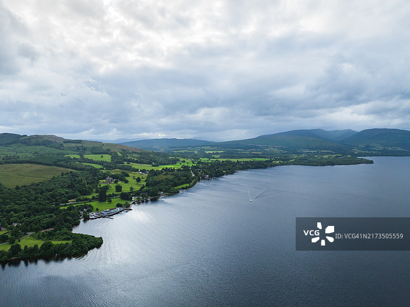 苏格兰洛蒙德湖拉斯村和本洛蒙德峰的航拍景色图片素材