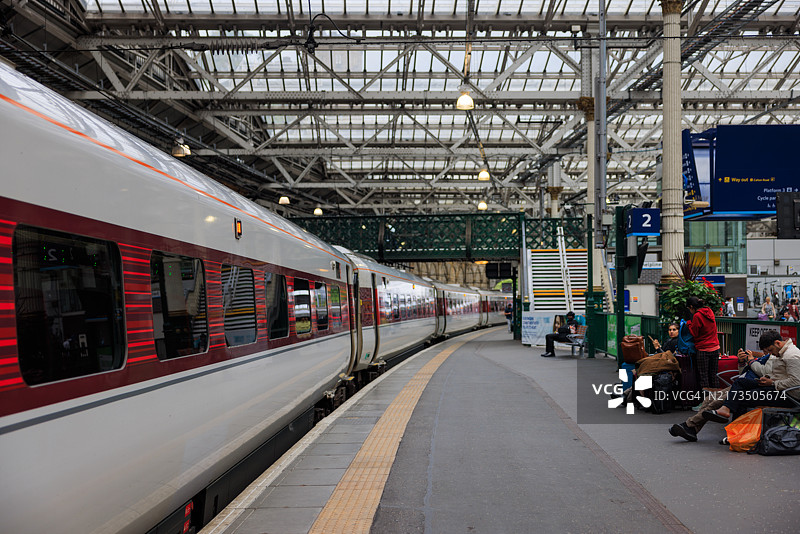 苏格兰爱丁堡韦弗利车站的LNER列车图片素材