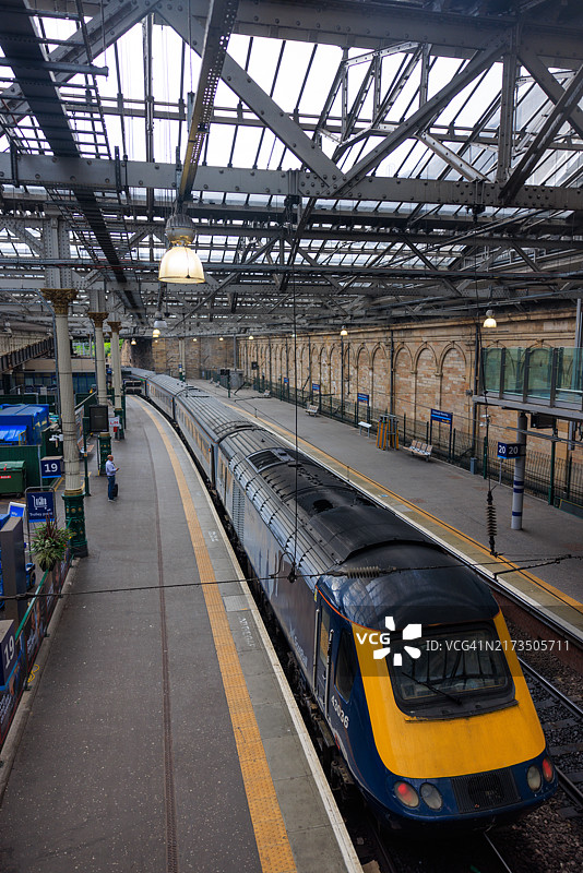 苏格兰爱丁堡韦弗利车站站台上的苏格兰铁路列车图片素材