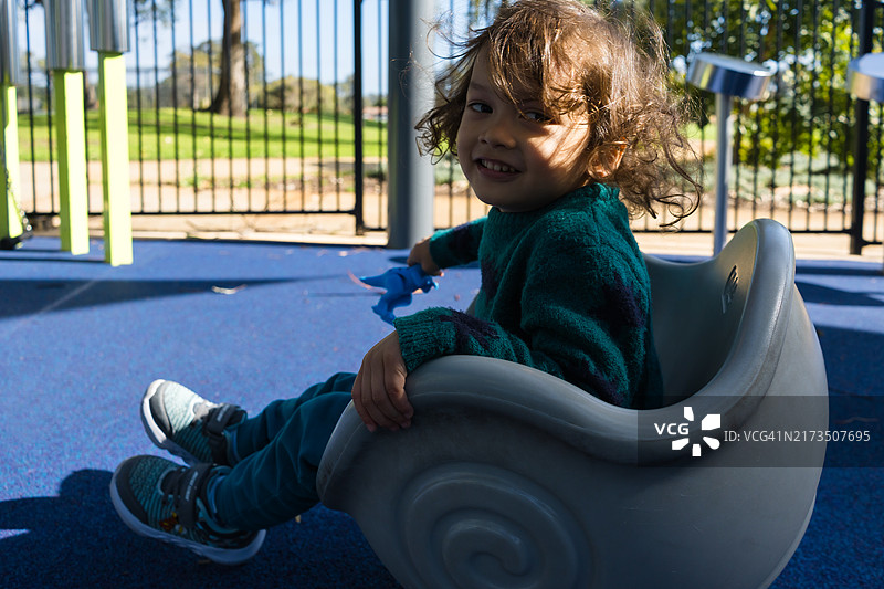 在户外游乐场玩滑梯的幼儿女孩图片素材