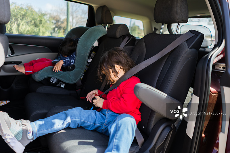 孩子在车里睡觉图片素材
