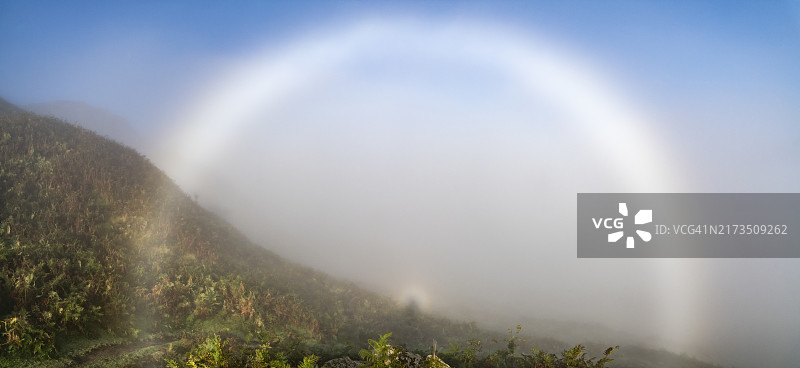 英国湖区出现的雾虹和布罗肯幽灵图片素材
