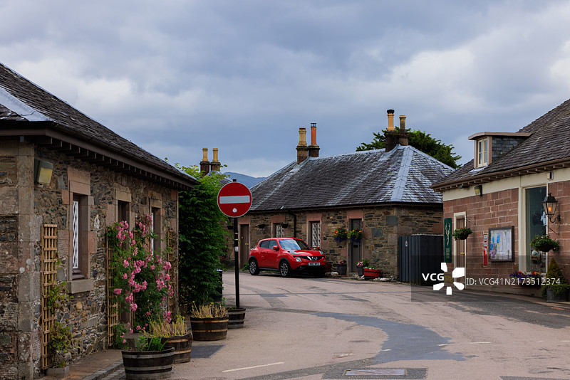 苏格兰洛蒙德湖周围的中世纪房屋图片素材