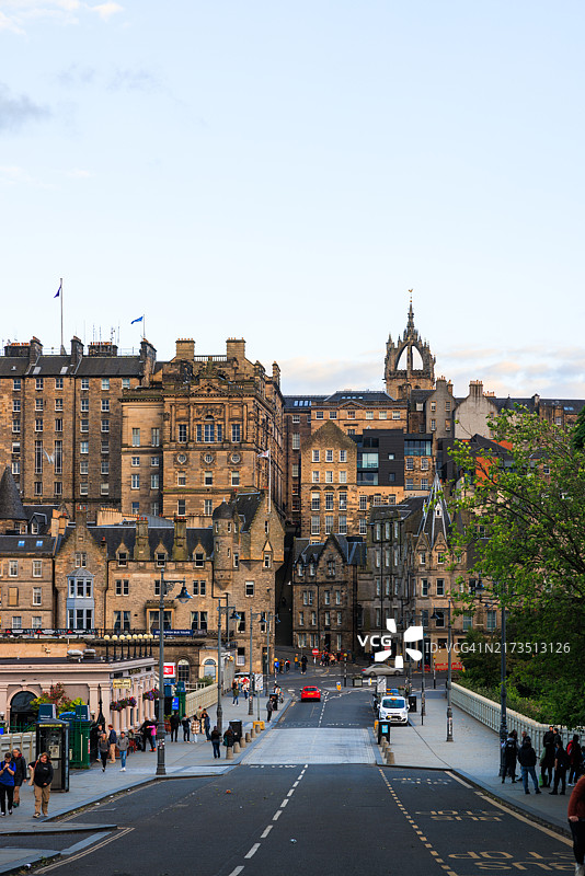 爱丁堡老城的街景，位于北桥附近的威弗利车站。图片素材