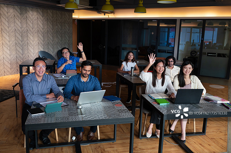 一群企业家参加团队建设活动，以促进创新合作伙伴关系和协作成功图片素材