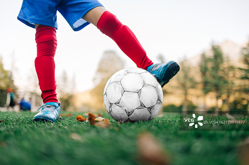 儿童足球运动员用球练习图片素材
