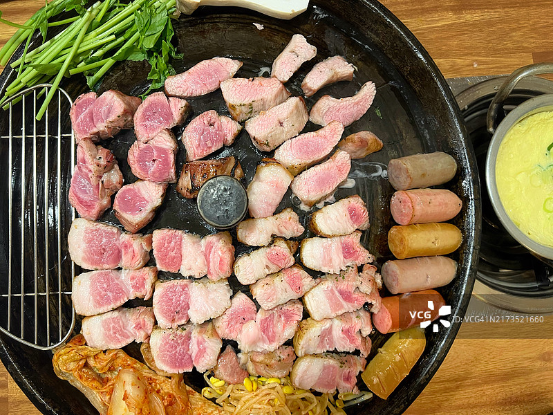 在韩国铁板上烹饪肉类图片素材