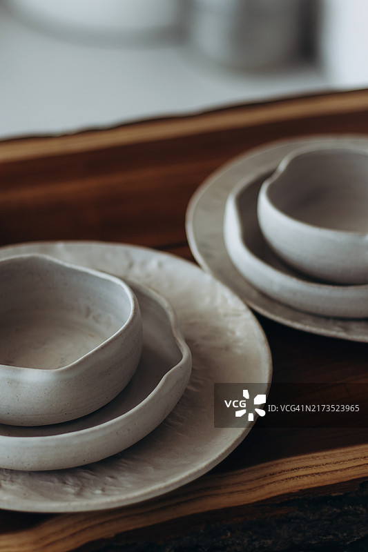木质表面上的陶瓷碗碟图片素材