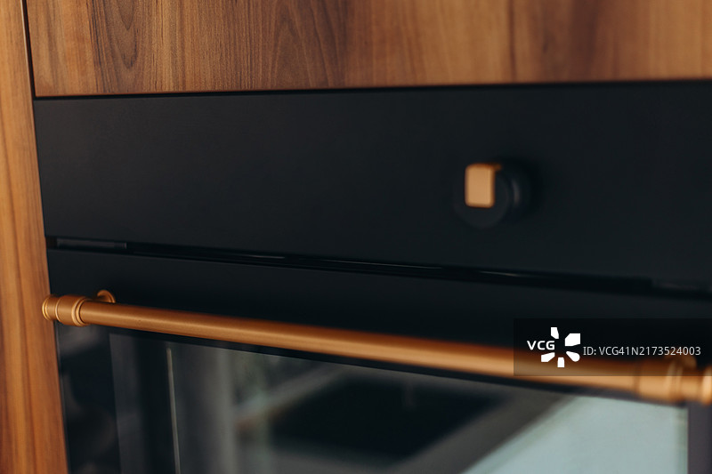 带金色把手的嵌入式烤箱图片素材