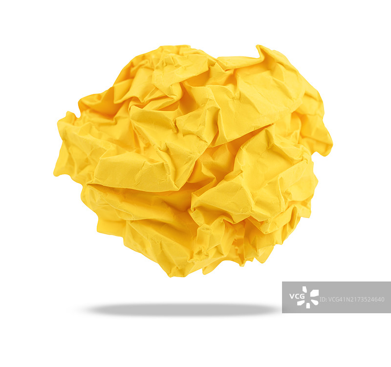白色背景上的黄色纸团，带有剪切路径图片素材