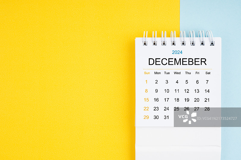 2024年12月黄色和蓝色桌面台历，带复制空间图片素材