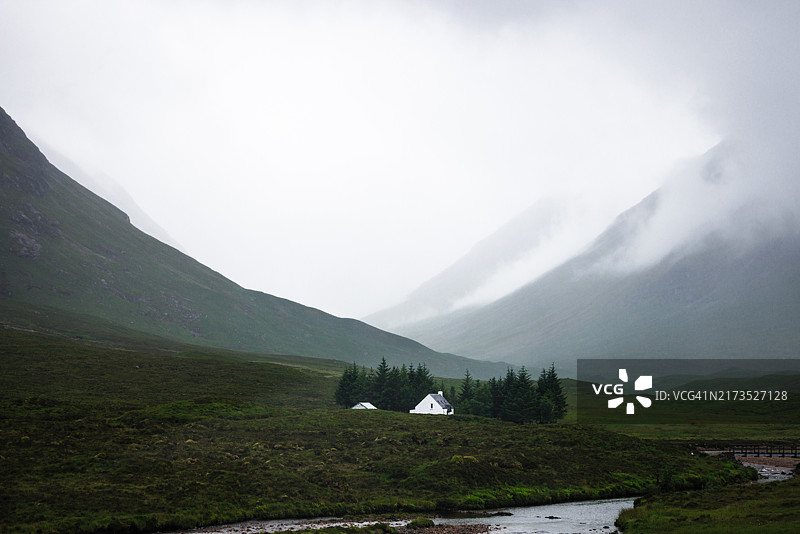 苏格兰高地斯凯岛的僻静小屋图片素材