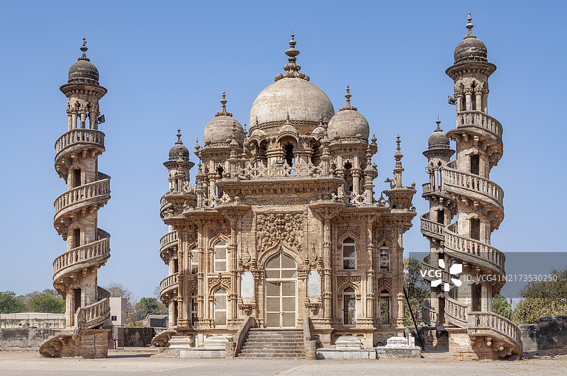 印度古吉拉特邦朱纳格特马哈巴特陵墓附近的巴豪丁陵墓图片素材
