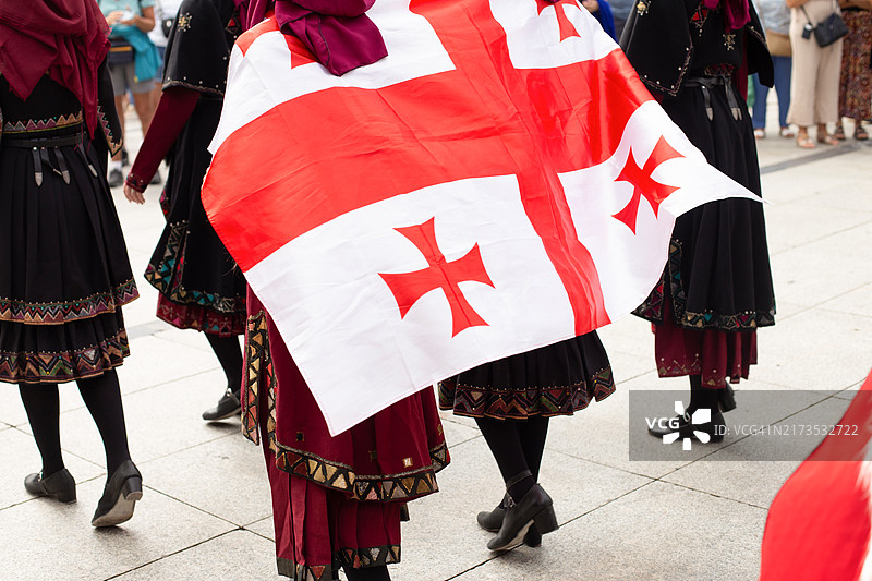 格鲁吉亚民族舞蹈团与国旗图片素材