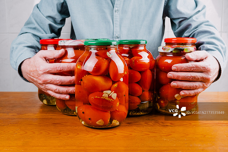 罐装西红柿，腌制西红柿，冬季的罐装蔬菜图片素材