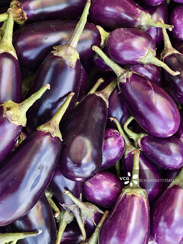 零售店中堆叠出售的有机新鲜茄子图片素材