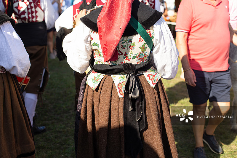 女子身穿传统服装的背影图片素材