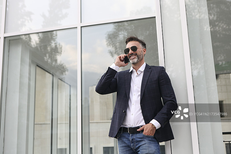 商人正在打电话图片素材