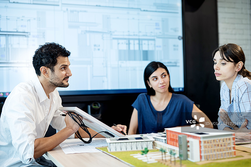 为客户需求量身定制高性能、可持续的建筑。绿色建筑的可持续解决方案。图片素材