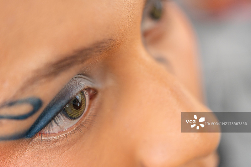 化妆师用细刷为顾客化妆图片素材