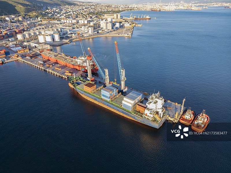 起重机运输港口集装箱的鸟瞰图图片素材