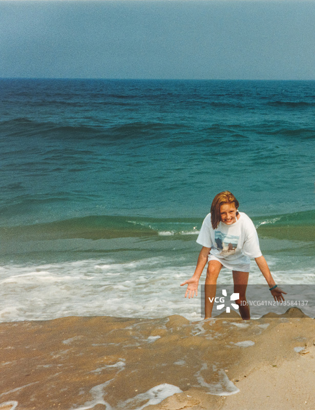 复古90年代少女夏天海滩度假乐趣图片素材