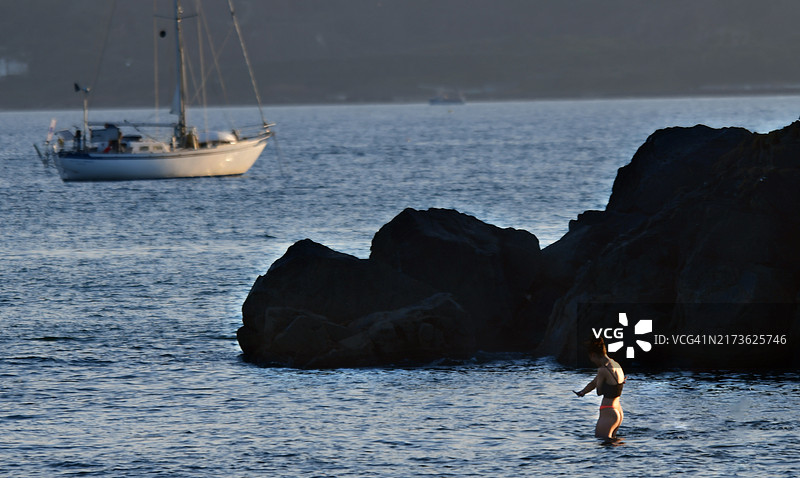 海洋、沐浴者、岩石、游艇图片素材