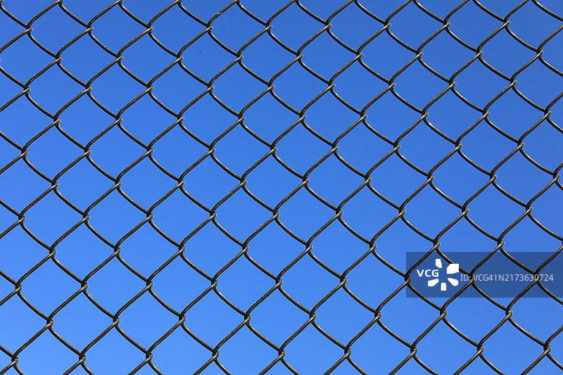 蓝天下栅栏的特写图片素材