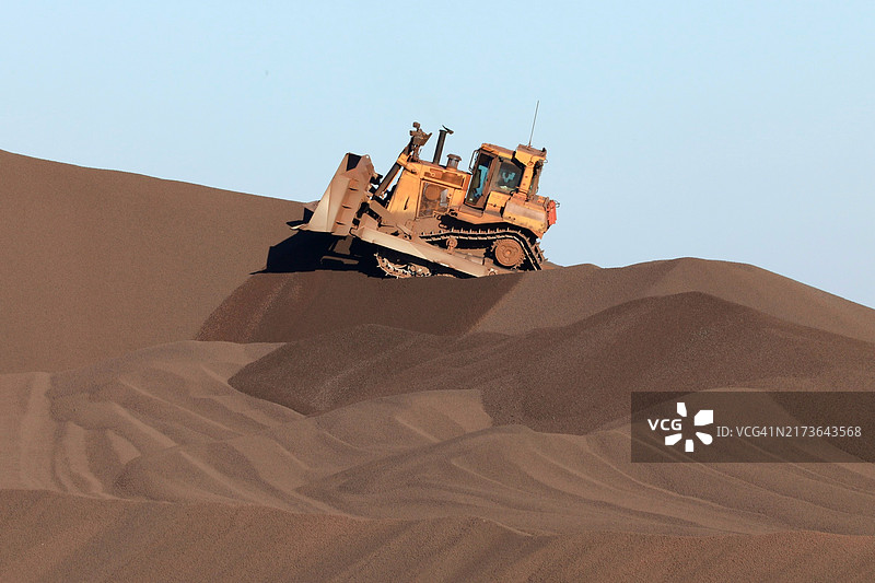 矿业设备物料铺展图片素材