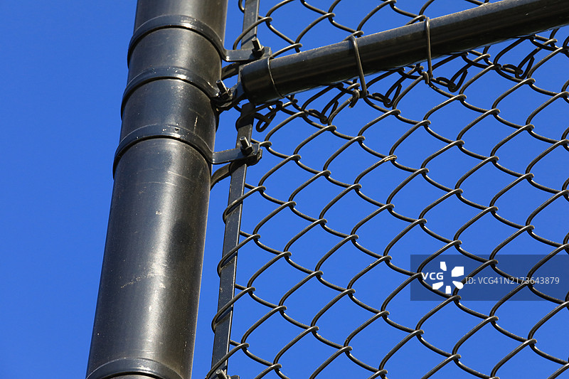 铁丝网围栏和柱子图片素材