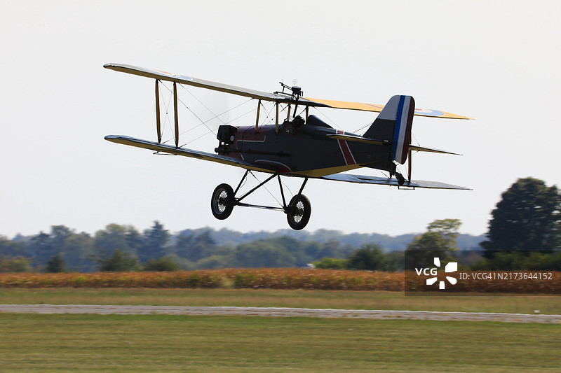 天空中的双翼飞机图片素材