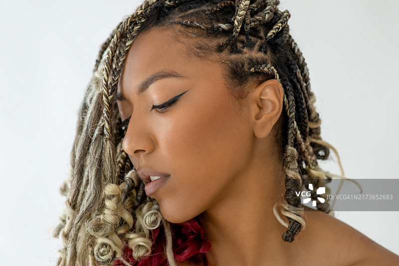 向上看的美丽巴西女人图片素材