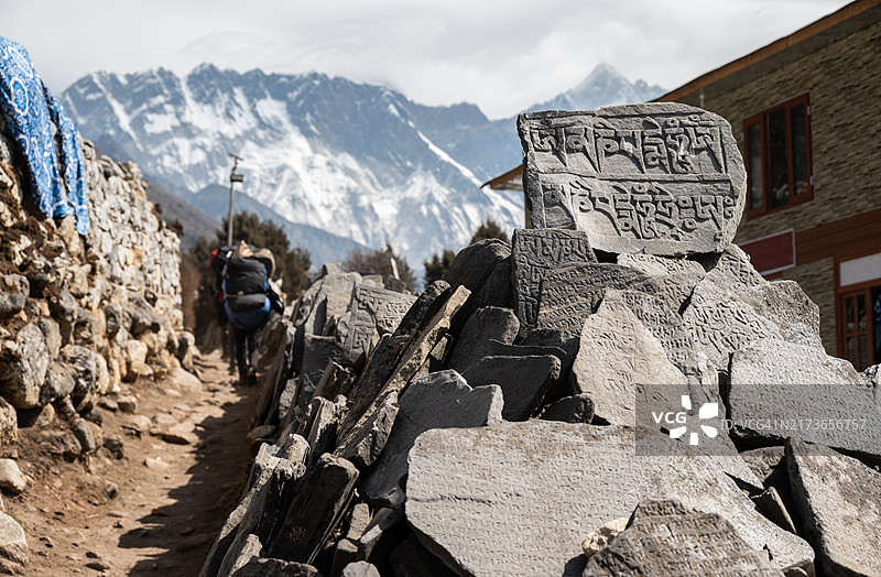尼泊尔昆布地区的玛尼石，玛尼石被有意地放置在路边和河流沿岸图片素材