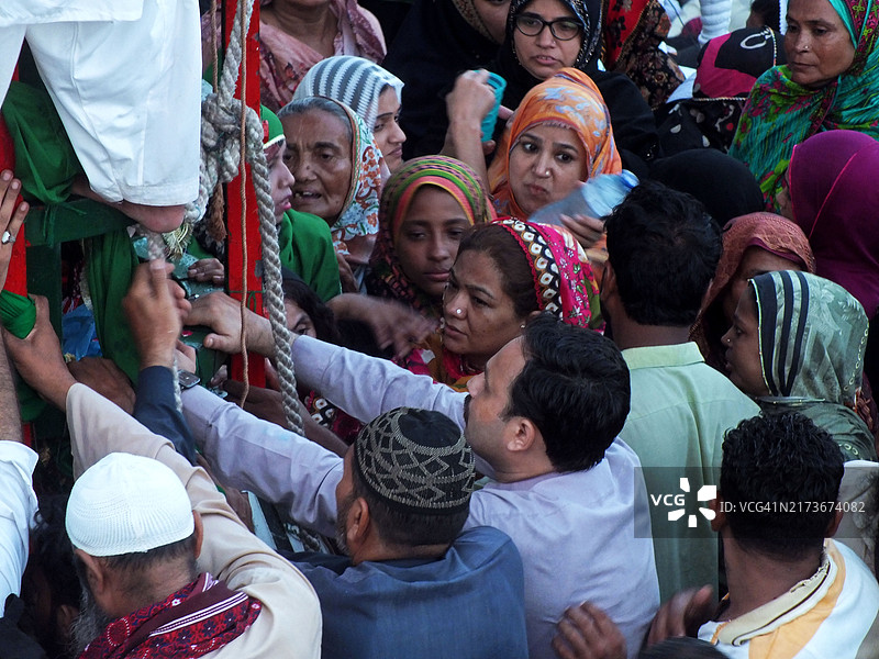 苏菲派圣人贾米尔·沙·达塔·吉尔纳里神殿的ALAM升旗仪式图片素材