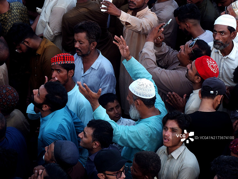 苏菲派圣人贾米尔·沙·达塔·吉尔纳里神殿的ALAM升旗仪式图片素材