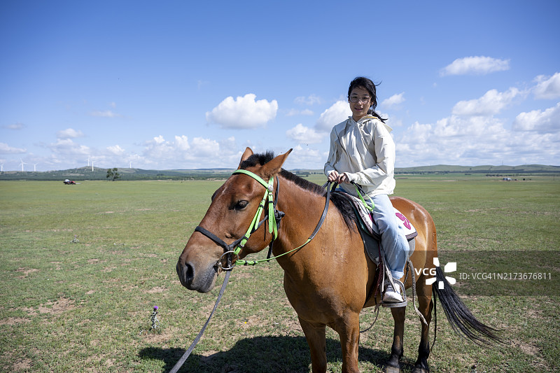 草原旅游骑马少女图片素材