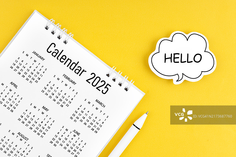 2025年台历及黄色背景上的语音气泡文本图片素材
