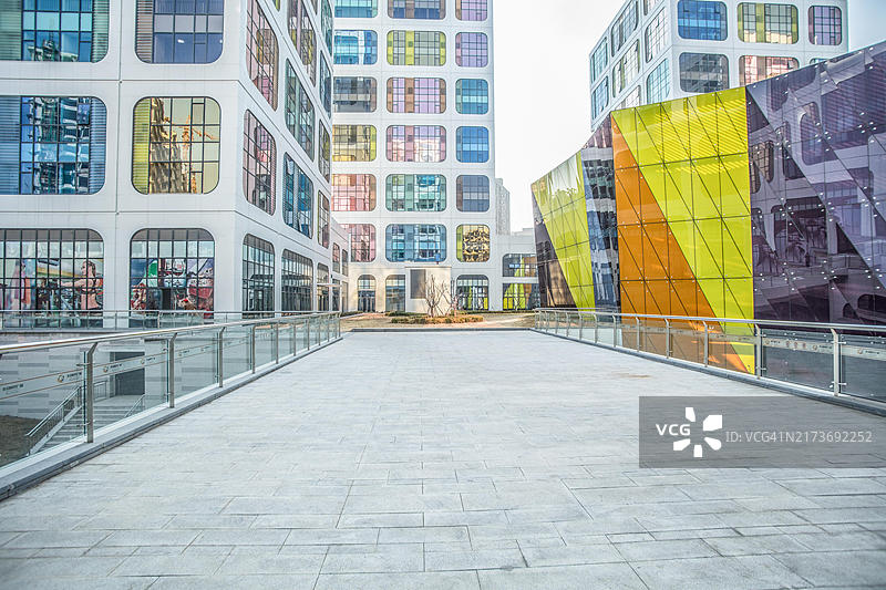 现代人行道与彩色玻璃建筑背景图片素材