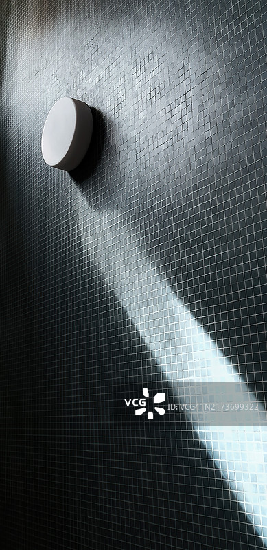 瓷砖墙壁上的光线极简抽象图像图片素材